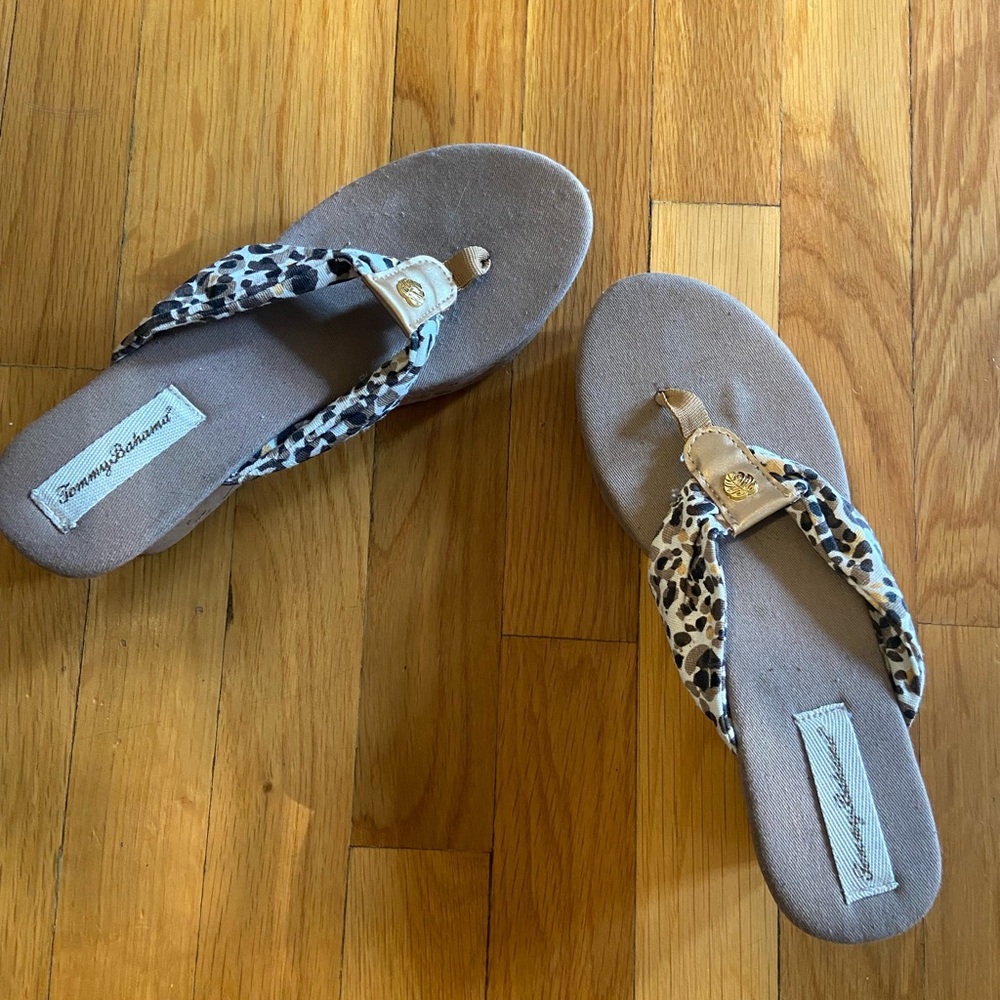 Tommy Bahama animal print sandals- size 8